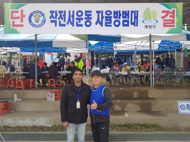 체육대회에서 연합대장 표창을 받은 카잘래이 대원(좌)과 작전서운동 자율방범대를 이끌고 있는 박귀석 대장