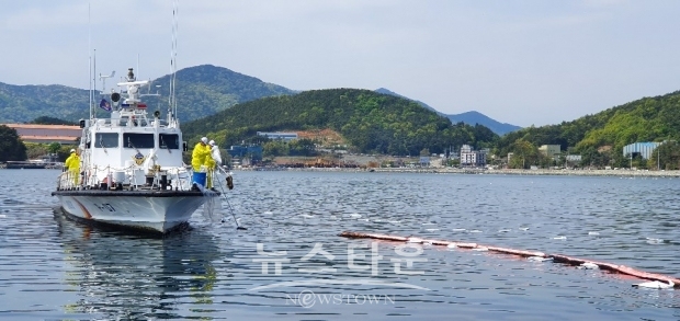 창원해경, 고성군 동해면 소재 삼강MNT 조선소 앞 해상에서 기름이 유출되었다는 신고를 받고 긴급 방제작업 중이다