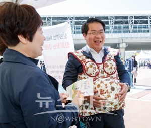 오세현 아산시장이 ‘혼자하면 힘든 육아, 함께하면 든든 육아’ 부스에 참여, 임산부 체험복체험을 진행했다.