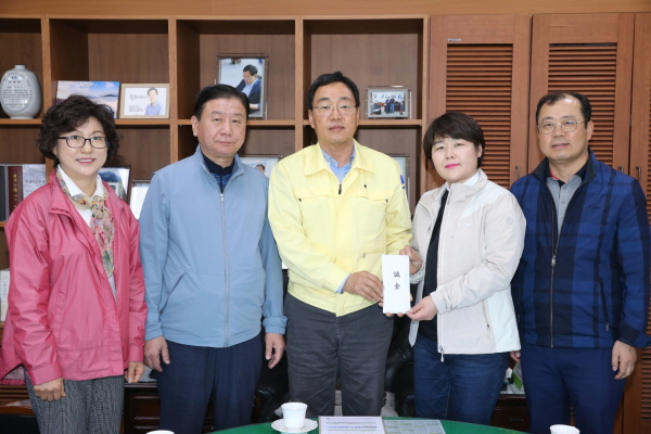 수원시의회 강원도 산불피해 성금 전달