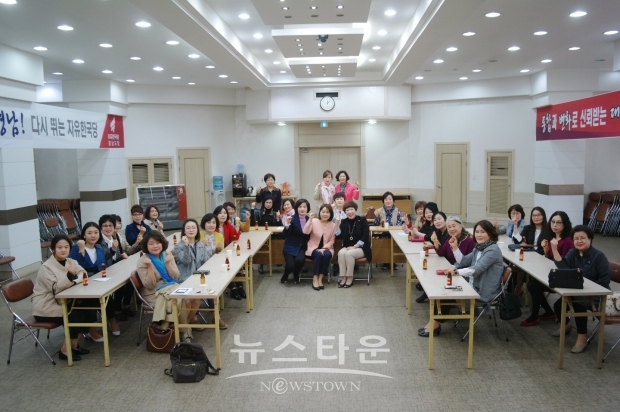 4월 19일 금요일 오전 11시 경남도당 5층 대회의실에서 ‘송희경 중앙여성위원장 초청 특강 및 경남여성위원회 간담회’ 사진