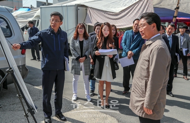 지난 4월 22일 김홍장 시장이 참석한 가운데 진행된 제1차 우문현답 소통의 날에서 신평시장을 방문해 신평면 상거래 중심지였던 신평시장의 활성화 방안을 검토했다.