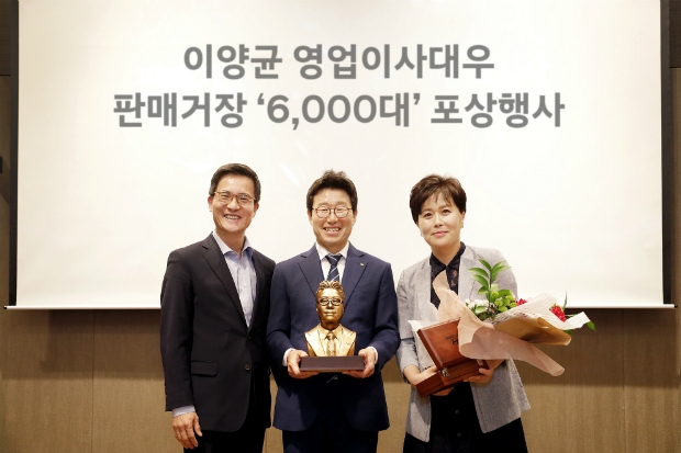 현대자동차㈜는 22일(월) 평택 라마다 호텔(경기도 평택시 소재)에서 누계 판매 6,000대를 달성한 현대자동차 안중지점 이양균 영업이사대우를 '6천 대 판매거장'으로 임명하는 명예 행사를 가지고 상패 수여식과 축하 만찬을 진행했다고 23일(화) 밝혔다