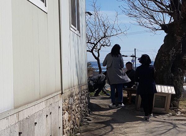 장안구 광역체납기동팀이 관외 거주자를 찾아가 체납을 고지하고 잇다.