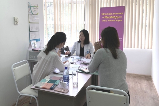 미즈메디병원 난임센터 이유진 진료과장이 난임환자를 진료하고 있다.