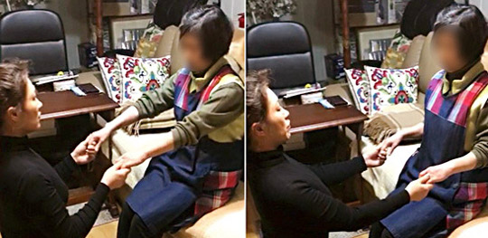 [팔운동] 서로 잡고 팔꿈치를 접어서 몸통쪽으로 가져가게 하면 팔의 굴곡과 신전근의 강화로 기능회복과 유연성강화까지 도움이 되며, 20회를 시작으로 점진적 운동강도로 욕심을 부리지 않고 반복을 하게 되면 팔, 어깨, 견관절의 움직임의 기능회복과 체형교정을 돕는다.