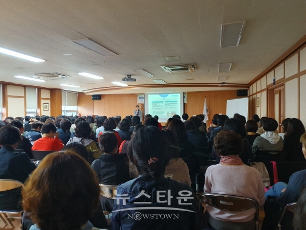 진주시 다문화가족지원센터에서 열린 아이돌보미 아동학대예방 특별교육