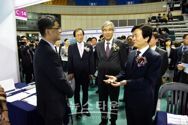 채용박람회 현장을 방문한 조규일 진주시장