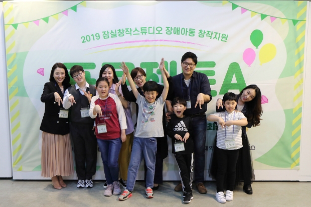 지난 24일 잠실창작스튜디오에서 개최된 2019 프로젝트A 결연식에서, 멘토와 멘티가 단체사진 촬영을 하고 있다