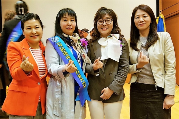 ▲김영순 오산지부 사무국장, 송은경 오산지부 회장, 양금희 중앙회장, 양성미 오산지부 부회장 순