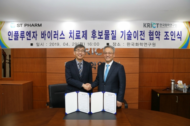 에스티팜-한국화학연구원, 인플루엔자 바이러스 치료제 후보물질 기술이전 협약 체결식에서 김경진 에스티팜 사장(오른쪽)과 김성수 한국화학연구원 원장이 기념사진을 촬영하고 있다.