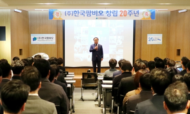5월 1일 창립 20주년을 맞았다. 기념식사를 하고 있는 남봉길 회장