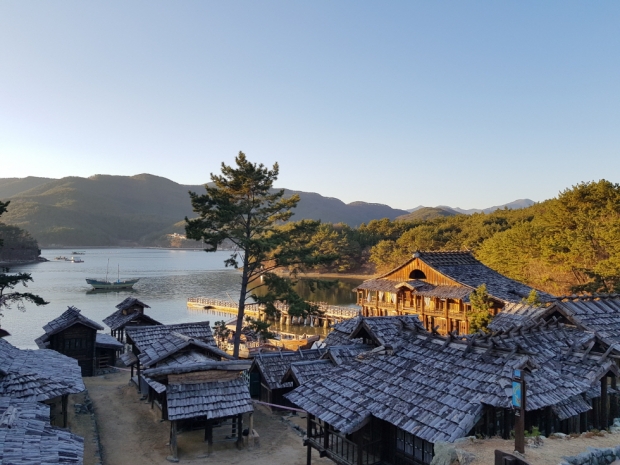 S.B.S드라마 녹두꽃이 마산 해양드라마 세트장에서 촬영이 한창 진행중이다 .
