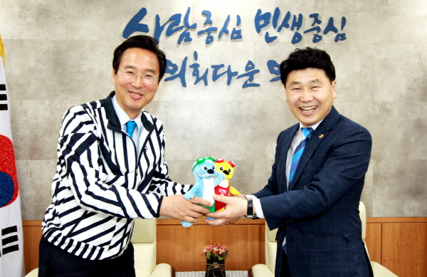 김원기 부의장(오른쪽)이 광주광역시의회 의원 홍보단을 접견하여
