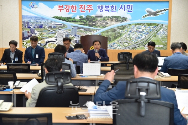 2018년도 상권활성화 공모사업 선정과 관련해 시 관계자들이 브리핑을 하고 있다.