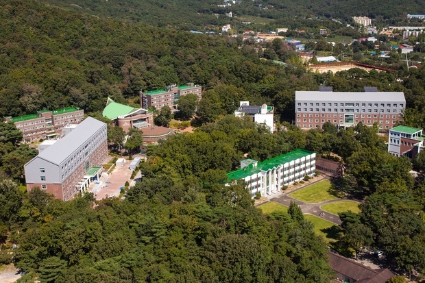 에덴관(왼쪽 끝)과 시온관(오른쪽 끝)