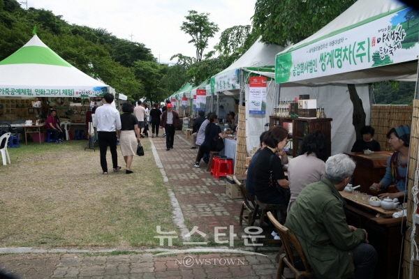 지난해 하동야생차문화축제의 녹차시장 모습