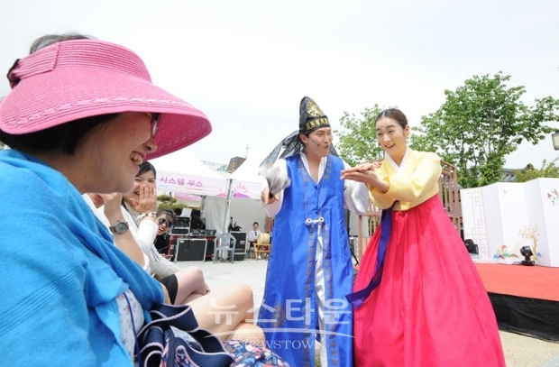 2019 전라북도 거리극축제 노상놀이의 일환으로 추진하고 있는 광한루 600년 변하지 않는 사랑이야기 공연