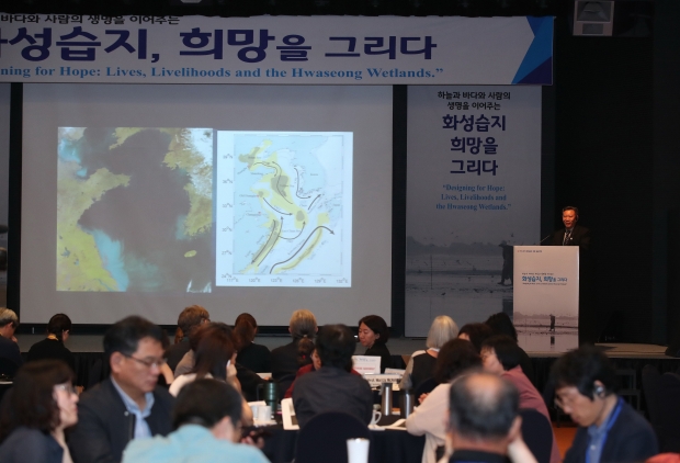 심포지엄에서 생태문명과 지속가능발전을 주제로 기조강연을 하고 있는 레이광춘 북경임업대 교수