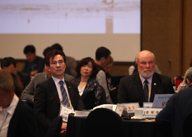 주제연설을 경청하고 있는 서철모 화성시장(왼쪽)과 피트 프로바스코 EAAFP 의장