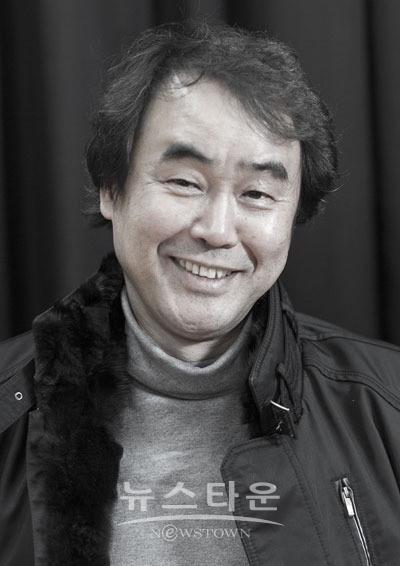 이번 연극 신포동 장미마을을 연출한 극단 십년후 송용일 대표