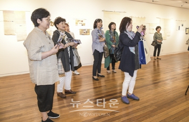 진순이 작가의 조각보 ‘순이의 규방이야기, 소소한 그리움’전(김한정 기자)
