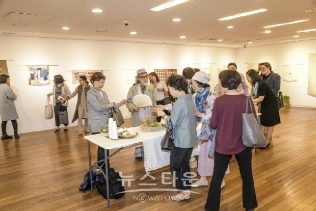 진순이 작가의 조각보 ‘순이의 규방이야기, 소소한 그리움’전(김한정 기자)