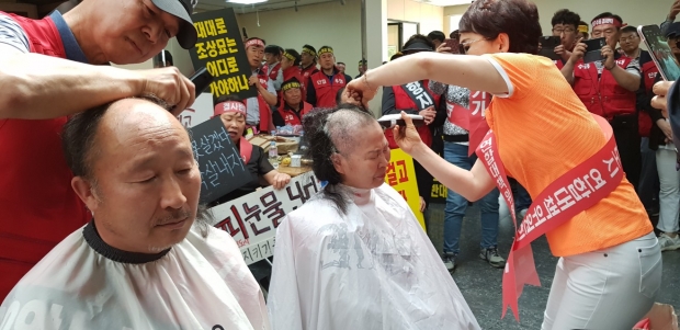삭발식을 거행하는 3인의 비통함이 보인다