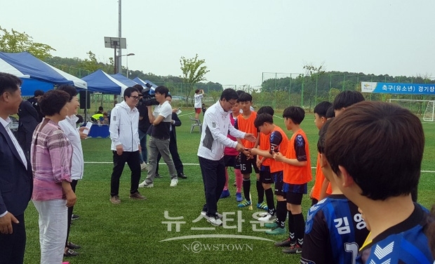 김돈곤 청양군수가 종목별 경기장을 찾아 선수들을 격려하고 응원하면서 고마움을 전했다.