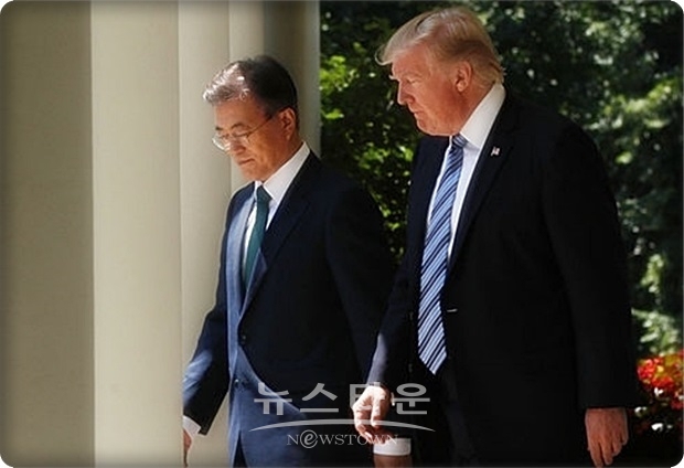 미국 의회조사국 보고서는 “전쟁에 대한 두려움, 대북 관여에 대한 이념적 선호, 한국이 한반도의 미래를 만들어가야 한다는 믿음이 문재인 대통령으로 하여금 남북관계를 개선하고, 미-북 대화를 중재하도록 만들었다”고 덧붙였다.