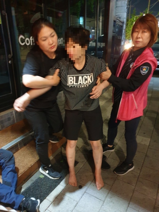 만취한 가출 여성을 부축하고 보호하고 있는 계양2동 자율방범대 고미희 사무장(맨 왼쪽)과 여성대원(맨 오른쪽) (제공=계양2동 자율방범대)