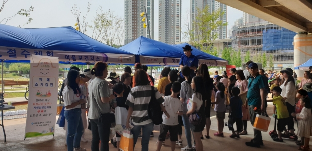 동탄6동 내마음 분동분동 행사에서 운영중인 건강체험관 모습
