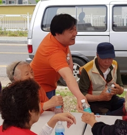 지역사회에서 다양한 사회활동을 전개하고 있는 권현우 미추홀포럼 대표운영위원장이 인천 지역 어르신과 함께 활동하고 있다.(제공=미추홀포럼)​