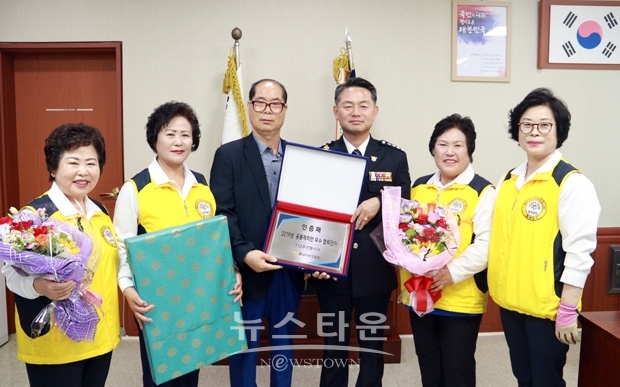 아산경찰서가 5월 27일 1/4분기 충남청 우수협력단체로 선발된 112 무선봉사대에 감사장과 인증패를 수여했다.