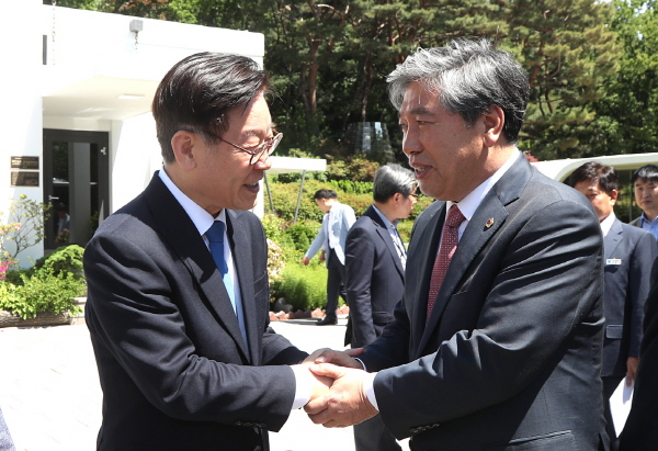 송한준 도의회 의장(오른쪽)이 이재명 경기도지사의 손을 잡으며 간 정책간담회