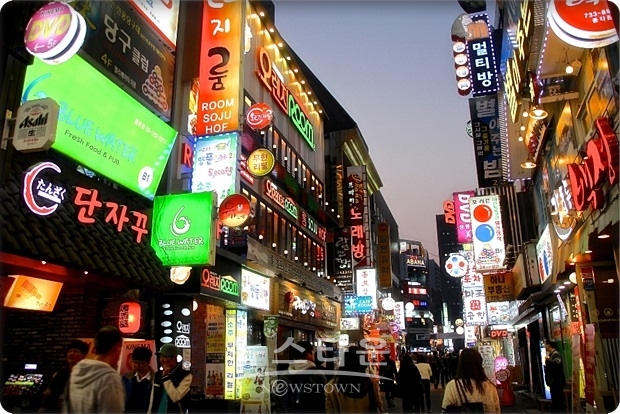 이러한 교류가 지속될지는 예단하기 어려운 상황이다. 양국 정부는 강제 징용공 소송 등을 놓고 팽팽하게 맞서고 있다. 한국 원고 측이 일본기업 자산 매각 신청을 하는 가운데, 일본 측은 일본기업이 피해를 볼 경우 대항 조치를 취할 수밖에 없다