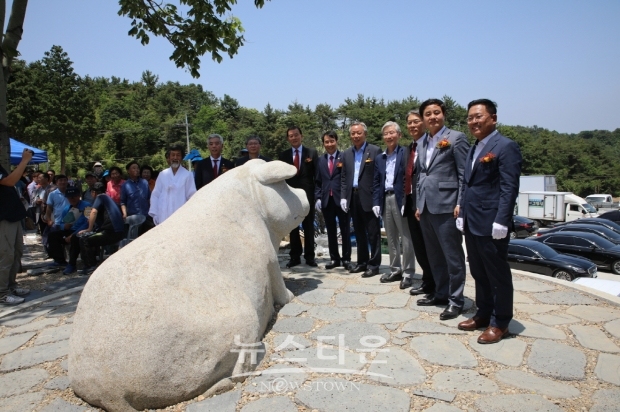 4일 경남 하동군 진교면에서 열린 한돈혁신센터 준공식에서 대한한돈협회 하태식 회장 및 내빈들이 돼지석상 제막식을 하고 있는 모습. 왼쪽부터 강기갑 전 국회의원, 김홍길 축산관련단체협의회장, 이주명 농축산부 축산정책국장, 홍문표 자유한국당 의원, 하태식 대한한돈협회장, 윤상기 하동군수, 여상규 자유한국당 의원, 김석기 경남도청 서부본부장, 이정훈 경남도의회 의원, 이상용 양돈조합장협의회장