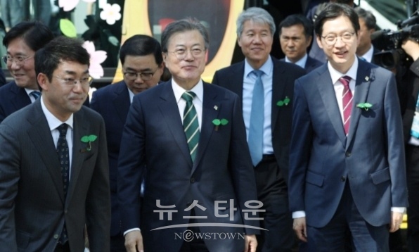 문 대통령과 김경수 지사 등 주요 내빈과 중앙체육공원 내 수소충전소로 이동. (이미지 사진)