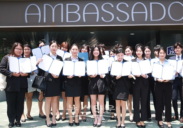 한국호텔관광실용전문학교 호텔경영학과과정, 관광경영학과과정이 지난 6월 5일 노보텔 앰배서더 호텔에 방문해 호텔객실부문의 특성화 맞춤 교육과정인 오페라시스템교육을 실시했다.