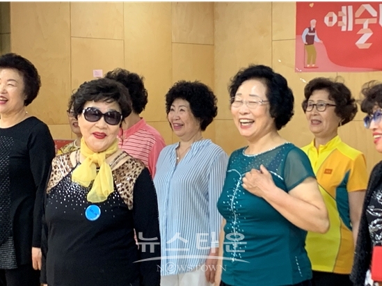 한국예총 '시니어 모델 워킹교실' 눈길(김한정 기자)
