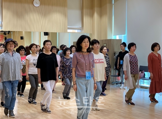 한국예총 '시니어 모델 워킹교실' 눈길(김한정 기자)