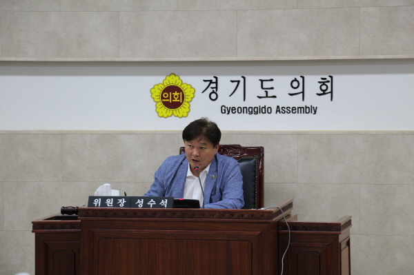 친환경 학교급식 행정사무조사 결과보고서 채택하고 있다.