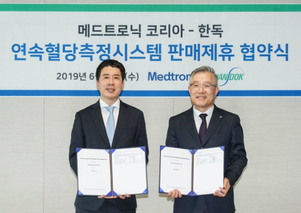 한독-메드트로닉코리아 연속혈당측정시스템 국내 판매 제휴 협약식 현장 사진(좌측)김동우 메드트로닉코리아 당뇨사업부 총괄 및 사업개발 상무(우측)김현익 한독 Medical Device & Life Science 사업부 부사장