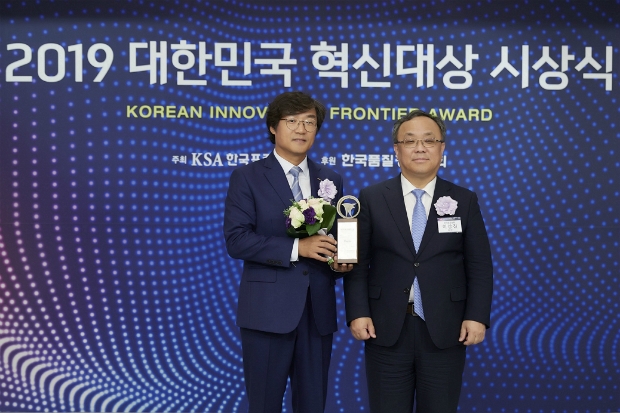 왼쪽부터 신일 정윤석 대표이사가 2019 대한민국 혁신대상에서 한국표준협회 이상진 회장으로부터 상을 건네받고 있다