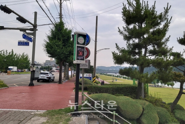 신안동 산책로 진입로에 설치된 미세먼지 신호등
