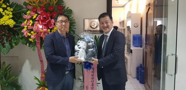 강원도청 김상수 계장이 도민회 정한 회장에게 평창 올림픽 마스코트를 전달.