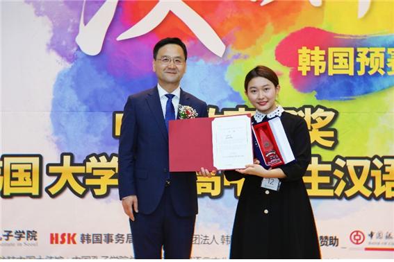 중국대사관 리홍 참사관(좌측), 연세대학교 원주(미래)캠퍼스 신예빈 학생(우측)