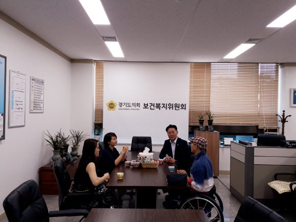 최종현 부의장이 장애인식개선 공연문화 발전방향 간담회를 가지고 있다.