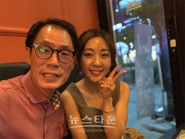 골피(골때리는 피디) 고영산 PD(왼쪽)와 미녀 트로트가수 홍시(오른쪽) 방송 인증샷