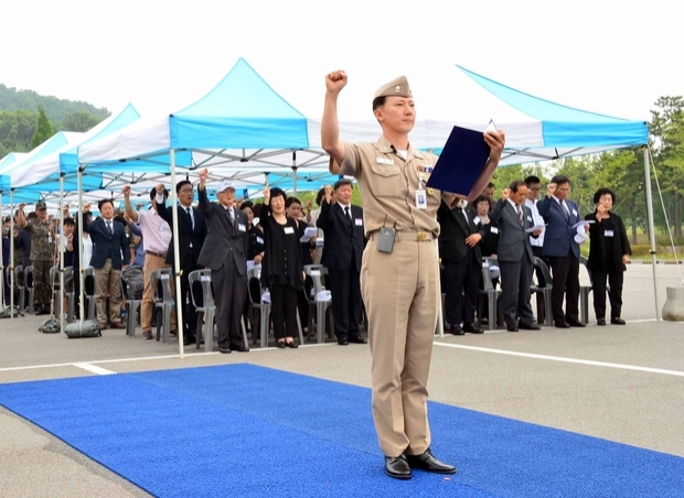 해군 제2함대사령부에서 실시한 제2연평해전 17주년 기념식에서 서해 NLL 수호의지를 다짐하기 위한 윤영하함장(김창훈, 해군 소령)의 결의문 낭독에 유가족과 참전장병 및 군가족, 내빈을 비롯한 함대 전 장병 및 군무원이 함께 제창하고 있다